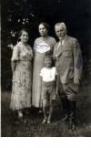 Maria Charczun z rodzicami Zofią i Stefanem Charczunem, chłopiec nieznany