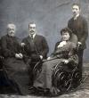1903 Natalia Zapolia Zapolska Wyrzykowska, jej syn Gustaw Wyrzykowski, jej córka Maria Wyrzykowska i narzeczony córki Marceli Nałęcz Dobrowolski.