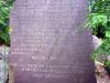 Napis na kamieniu Mogiła powstańcza w której leży Maria Iwanicka Sucha Rzeczka w puszczy Augustowskiej nad jeziorem Serwy